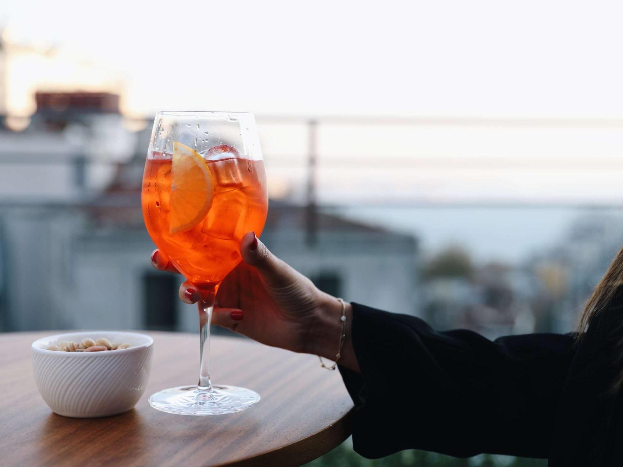ホテル Sofitel Istanbul Taksim エクステリア 写真 A glass of Aperol Spritz