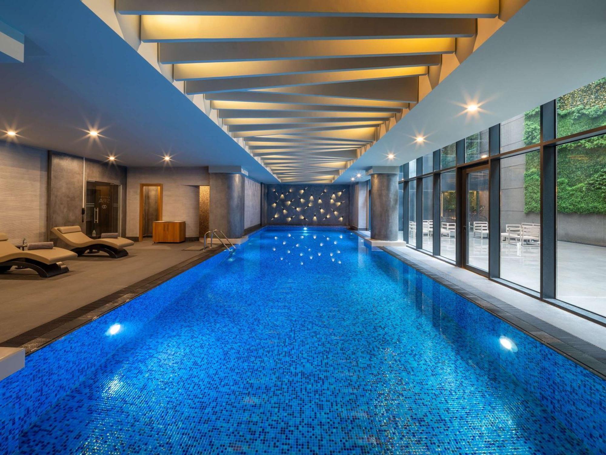 ホテル Sofitel Istanbul Taksim エクステリア 写真 The swimming pool at The Hari