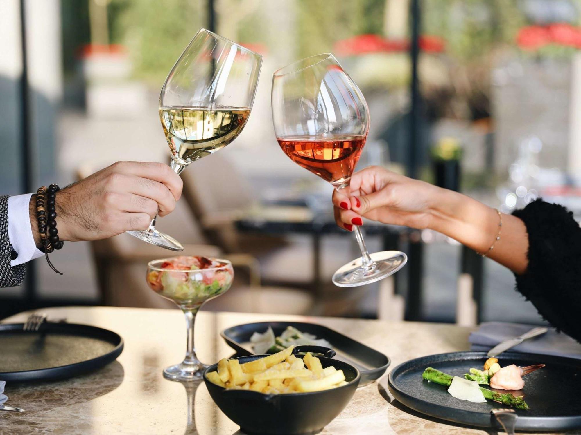 ホテル Sofitel Istanbul Taksim エクステリア 写真 Wine tasting