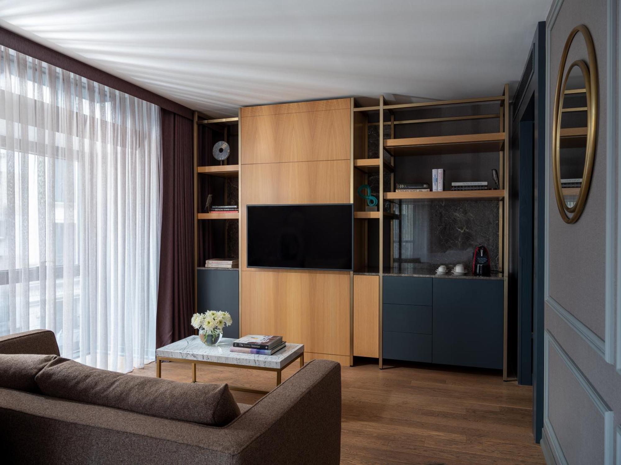 ホテル Sofitel Istanbul Taksim エクステリア 写真 A living room in a suite at the Mandarin Oriental, Paris