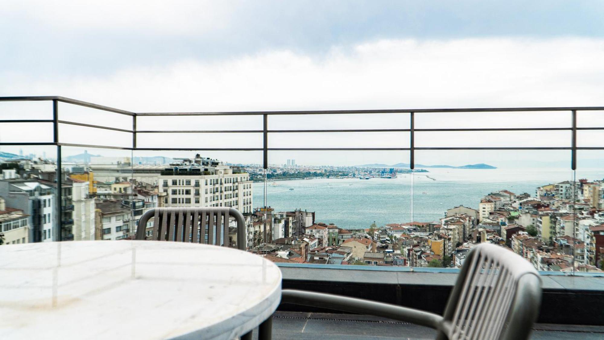 ホテル Sofitel Istanbul Taksim エクステリア 写真 View from the balcony of a penthouse apartment